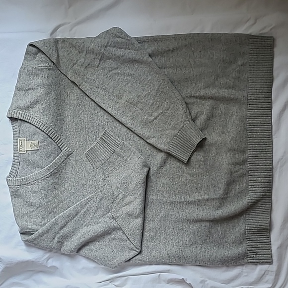 L.L. Bean Men's Lambswool V-Neck Sweater - Picture 4 of 4